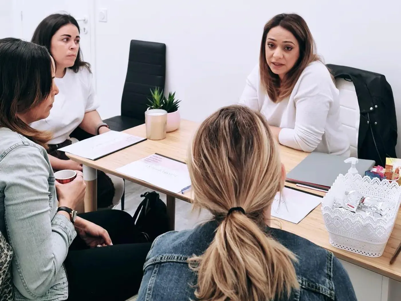 Séance de travail autour de la table de formation, documents ouverts.